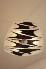 Asymetryczna mlecznobiało-czarna trzypunktowa szklana lampa sufitowa „Parasolka” malowana w geometryczne wzory, Kamenický Šenov, Czechosłowacja, lata 60. - obrazek 8