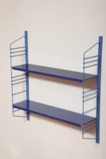 Modułowa szafka/regał na metalowej niebieskiej konstrukcji z dwoma niebieskimi metalowymi półkami z pomarańczowym spodem z regulowanym ustawieniem wysokości, projekt Adriaan Dekker dla firmy Tomado, Holandia, lata 60. - obrazek 8