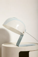 Nieduża jednopunktowa lampa nocna z błękitną metalową podstawą i mlecznobiałym kloszem w błękitne paski z pleksi, firma Molin, Włochy, lata 60. - obrazek 8