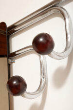 Duży metalowy wieszak/garderoba ścienna na chromowanej rurowej masywnej konstrukcji z trzema hakami zakończonymi bukowymi ręcznie toczonymi kulami, dymionym pionowym lustrem i uchwytem na parasole, Bauhaus, Niemcy, lata 30. XX wieku - obrazek 8