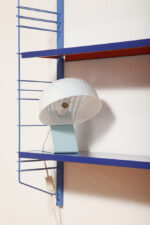 Modułowa szafka/regał na metalowej niebieskiej konstrukcji z dwoma metalowymi półkami z regulowaną wysokością, projekt Adriaan Dekker dla firmy Tomado, Holandia, lata 60. - obrazek 81