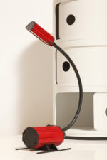 Jednopunktowa czerwono-czarna lampa biurkowa/nocna/lampa ścienna/kinkiet "Ciao 1170" z kloszem na ruchomym giętym ramieniu, projekt Ezio Didone dla firmy Arteluce, Włochy, lata 80. - obrazek 9