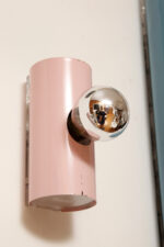 Mała jednopunktowa aluminiowa cylindryczna różowa lampa ścienna/kinkiet o pionowej, lub poziomej orientacji, Targetti, Włochy, lata 80. - obrazek 17