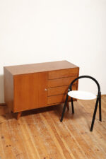 Dębowa szafka/komoda z czterema głębokimi szufladami po prawej stronie, TYP U 458, projekt Jiri Jiroutek dla Interier Praha, Czechosłowacja, lata 60. - obrazek 10