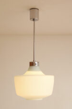 Jednopunktowa lampa sufitowa z mleczno-białym szklanym dwuwarstwowym kloszem z metalowym chromowanym zawieszeniem, Osvetlovací Sklo Valašské Medziřičí, Czechosłowacja, lata 70. - obrazek 9