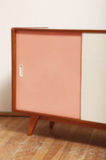 Dębowa szafka/komoda z parą przesuwanych drzwi ze sklejki lakierowanych na różowy i jasno kremowy kolor, TYP U 450, projekt Jiri Jiroutek dla Interier Praha, Czechosłowacja, wzór z 1958 roku - obrazek 9