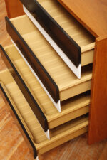 Dębowa szafka/komoda z czterema głębokimi szufladami z czarnobiałymi frontami, TYP U 458, projekt Jiri Jiroutek dla Interier Praha, Czechosłowacja, lata 60. - obrazek 9