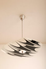 Asymetryczna mlecznobiało-czarna trzypunktowa szklana lampa sufitowa „Parasolka” malowana w geometryczne wzory, Kamenický Šenov, Czechosłowacja, lata 60. - obrazek 9