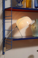 Nieduża jednopunktowa lampa nocna z błękitną metalową podstawą i mlecznobiałym kloszem w błękitne paski z pleksi, firma Molin, Włochy, lata 60. - obrazek 9