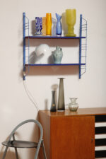 Modułowa szafka/regał na metalowej niebieskiej konstrukcji z dwoma niebieskimi metalowymi półkami z pomarańczowym spodem z regulowanym ustawieniem wysokości, projekt Adriaan Dekker dla firmy Tomado, Holandia, lata 60. - obrazek 9