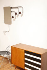 Duży metalowy wieszak/garderoba ścienna na chromowanej rurowej masywnej konstrukcji z trzema hakami zakończonymi bukowymi ręcznie toczonymi kulami, dymionym pionowym lustrem i uchwytem na parasole, Bauhaus, Niemcy, lata 30. XX wieku - obrazek 9