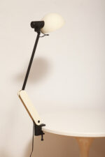 Duża jasnokremowo-czarna nablatowa jednopunktowa lampa biurkowa "Praxi" z tworzywa z ruchomym kloszem i czarnym metalowym ramieniem, projekt Bruno Gecchelin dla firmy iGuzzini, Włochy, wzór z 1982 roku - obrazek 10