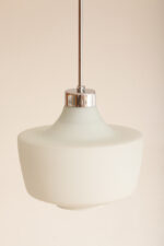 Jednopunktowa lampa sufitowa z mleczno-białym szklanym dwuwarstwowym kloszem z metalowym chromowanym zawieszeniem, Osvetlovací Sklo Valašské Medziřičí, Czechosłowacja, lata 70. - obrazek 10