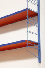 Modułowa szafka/regał na metalowej niebieskiej konstrukcji z dwoma niebieskimi metalowymi półkami z pomarańczowym spodem z regulowanym ustawieniem wysokości, projekt Adriaan Dekker dla firmy Tomado, Holandia, lata 60. - obrazek 10