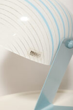 Nieduża jednopunktowa lampa nocna z błękitną metalową podstawą i mlecznobiałym kloszem w błękitne paski z pleksi, firma Molin, Włochy, lata 60. - obrazek 10