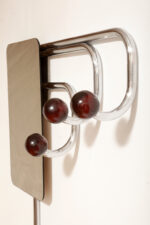 Duży metalowy wieszak/garderoba ścienna na chromowanej rurowej masywnej konstrukcji z trzema hakami zakończonymi bukowymi ręcznie toczonymi kulami, dymionym pionowym lustrem i uchwytem na parasole, Bauhaus, Niemcy, lata 30. XX wieku - obrazek 10