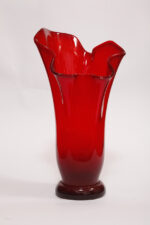 Szklany czerwony wazon "Chusta", projekt Zbigniew Horbowy, Huta Szkła Gospodarczego "Sudety" w Szczytnej Śląskiej, Polska, lata 70. - obrazek 2