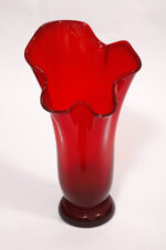 Szklany czerwony wazon "Chusta", projekt Zbigniew Horbowy, Huta Szkła Gospodarczego "Sudety" w Szczytnej Śląskiej, Polska, lata 70. - obrazek 3