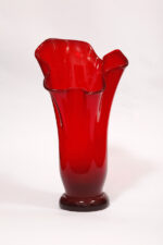 Szklany czerwony wazon "Chusta", projekt Zbigniew Horbowy, Huta Szkła Gospodarczego "Sudety" w Szczytnej Śląskiej, Polska, lata 70. - obrazek 4