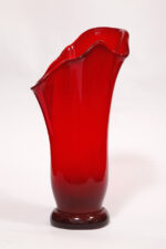 Szklany czerwony wazon "Chusta", projekt Zbigniew Horbowy, Huta Szkła Gospodarczego "Sudety" w Szczytnej Śląskiej, Polska, lata 70. - obrazek 5