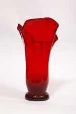 Szklany czerwony wazon "Chusta", projekt Zbigniew Horbowy, Huta Szkła Gospodarczego "Sudety" w Szczytnej Śląskiej, Polska, lata 70. - obrazek 7