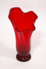 Szklany czerwony wazon "Chusta", projekt Zbigniew Horbowy, Huta Szkła Gospodarczego "Sudety" w Szczytnej Śląskiej, Polska, lata 70. - obrazek 10
