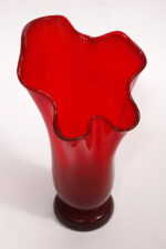 Szklany czerwony wazon "Chusta", projekt Zbigniew Horbowy, Huta Szkła Gospodarczego "Sudety" w Szczytnej Śląskiej, Polska, lata 70. - obrazek 11