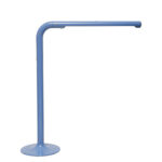 Duża niebieska jednopunktowa lampa biurkowa/podłogowa w kształcie odwróconego "L" z tworzywa sztucznego z metalową okrągłą podstawą "Tube", projekt Anders Pehrson dla Ateljé Lyktan, Space Age, Szwecja, wzór z 1973 roku