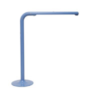 Duża niebieska jednopunktowa lampa biurkowa/podłogowa w kształcie odwróconego "L" z tworzywa sztucznego z metalową okrągłą podstawą "Tube", projekt Anders Pehrson dla Ateljé Lyktan, Space Age, Szwecja, wzór z 1973 roku