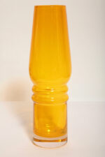 Średniej wielkości (27 cm) żółty symetryczny ręcznie formowany wazon ze szkła sodowego barwionego w masie, projekt (przypisywany) Lucyna Pijaczewska, Huta Szkła Artystycznego ''Barbara'' w Polanicy Zdrój, Polska, lata 70. - obrazek 11