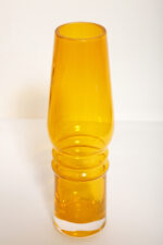 Średniej wielkości (27 cm) żółty symetryczny ręcznie formowany wazon ze szkła sodowego barwionego w masie, projekt (przypisywany) Lucyna Pijaczewska, Huta Szkła Artystycznego ''Barbara'' w Polanicy Zdrój, Polska, lata 70. - obrazek 9