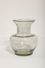 Jasno szary niski pękaty mocno napowietrzony półprzezroczysty szklany wazon z falbanką na rancie wlotu, Polska, lata 70.  - obrazek 21
