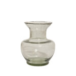 Jasno szary niski pękaty mocno napowietrzony półprzezroczysty szklany wazon z falbanką na rancie wlotu, Polska, lata 70. 