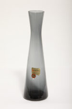 Delikatny średniej wielkości (25 cm) szklany ręcznie formowany wazon z cienkiego dymionego szkła w szarym kolorze w kształcie zbliżonym do klepsydry, Niemcy, lata 70. - obrazek 19