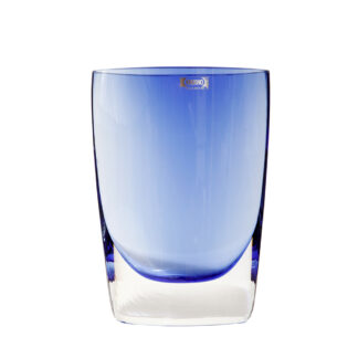 Szklany niski (21 cm) o przekroju łezki płaski niebieski/kobaltowy wazon z przezroczystą podstawą, Krośnieńskie Huty Szkła Krosno S.A., Polska, lata 90.