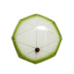 Jednopunktowa mlecznobiała szklana lampa ścienna/kinkiet z zielonym obrysem i symetrycznym ażurowym wzorem, Polska, lata 60.