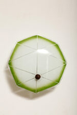 Jednopunktowa mlecznobiała szklana lampa ścienna/kinkiet z zielonym obrysem i symetrycznym ażurowym wzorem, Polska, lata 60. - obrazek 6