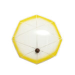 Jednopunktowa mlecznobiała szklana lampa ścienna/kinkiet z żółtym obrysem i symetrycznym ażurowym wzorem, Polska, lata 60.