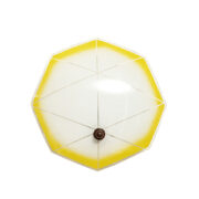 Jednopunktowa mlecznobiała szklana lampa ścienna/kinkiet z żółtym obrysem i symetrycznym ażurowym wzorem, Polska, lata 60.