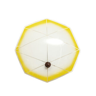 Jednopunktowa mlecznobiała szklana lampa ścienna/kinkiet z żółtym obrysem i symetrycznym ażurowym wzorem, Polska, lata 60.