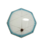 Jednopunktowa mlecznobiała szklana lampa ścienna/kinkiet z niebieskim obrysem i symetrycznym ażurowym wzorem, Polska, lata 60.