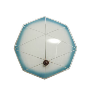 Jednopunktowa mlecznobiała szklana lampa ścienna/kinkiet z niebieskim obrysem i symetrycznym ażurowym wzorem, Polska, lata 60.