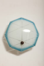 Jednopunktowa mlecznobiała szklana lampa ścienna/kinkiet z niebieskim obrysem i symetrycznym ażurowym wzorem, Polska, lata 60. - obrazek 2