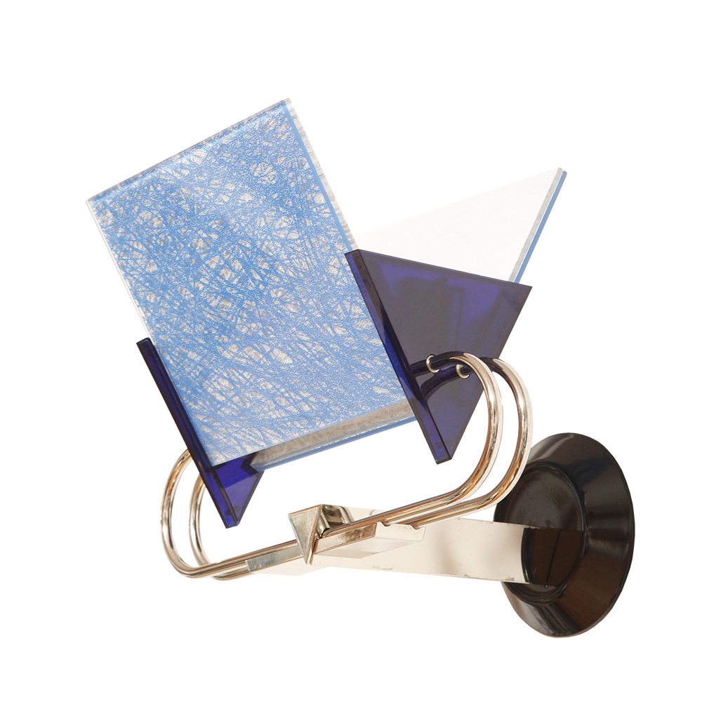 vintage lamp, antique store, arteluce Perry King, art deco lamp, szkło murano, sklep retro, Perry King wall lamp, vintage ceiling lamp, design store warsaw, arteluce Santiago Miranda, wisząca lampa retro, lampa memphis, retro shop warsaw, Santiago Miranda, glass lamp, lampa wiszca prl, postmodernism lamp, memphis lamp, arteluce lamp, retro sklep warszawa, lampa Santiago Miranda, lampa vintage, wisząca lampa vintage, retro shop, arteluce vintage lamp, vintage shop warsaw, Santiago Miranda lamp, vintage hanging lamp, vintage sklep warszawa, vintage shop, arteluce diva vintage lamp, vintage store warsaw, kinkiet Santiago Miranda, lampa wiszaca, antique shop warsaw, vintage store, retro store warsaw, Santiago Miranda wall lamp, retro lamp, antique store warsaw, sklep vintage, szklana lampa, Santiago Miranda design, bauhaus lamp, italian lamp, design shop, Perry King, design shop warsaw, Santiago Miranda style, lampa retro, antyk sklep, retro store, kinkiet Perry King, lampa, design sklep warszawa, Perry King style, white glass lamp, antyk sklep warszawa, design sklep, lampa Perry King, lamp design, antique shop, Perry King design, italian style, italian vintage lamp, design store, Perry King lamp Duża jednopunktowa lampa ścienna/kinkiet "Murana 1680-9" z chromowanym ramieniem, kloszem złożonym z czterech szklanych płytek i z granatowymi półprzepuszczalnymi trójkątnymi uchwytami z tworzywa, Postmodernizm i styl Memphis, projekt Perry King & Santiago Miranda dla Arteluce, Włochy, lata 80. - obrazek 1