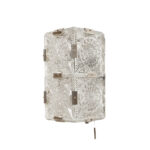 Szklana jednopunktowa lampa ścienna/kinkiet złożony z powtarzalnych fakturowych kwadratowych kafli spiętych metalowymi klamrami, Kamenicky Šenov, Czechosłowacja, lata 60.