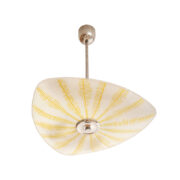 Szklana dwupunktowa trójkątna mlecznobiała z żółtym geometrycznym wzorem lampa sufitowa „Parasolka” na metalowej sztycy, Napako, Czechosłowacja, lata 50/60.