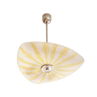 Szklana dwupunktowa trójkątna mlecznobiała z żółtym geometrycznym wzorem lampa sufitowa „Parasolka” na metalowej sztycy, Napako, Czechosłowacja, lata 50/60.