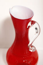Duży szklany dwuwarstwowy czerwony dzbanek "Verona" z mlecznobiałym wnętrzem i przezroczystym uchem, projekt Ludwik Fiedorowicz, Huta Szkła Gospodarczego "Ząbkowice" w Dąbrowie Górniczej, Polska, wzór z 1982 roku - obrazek 7