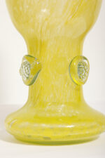 Duży cytrynowy szklany wazon/kielich z przeźroczystymi "guzikami", projekt Czesław Hajnysz, Spółdzielnia Pracy Przemysłu Ludowego i Artystycznego Kamionka w Łysej Górze, Polska, lata 70. - obrazek 11