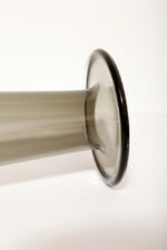 Cylindryczny ręcznie formowany smukły i wysoki (40 cm) wazon z dymionego szkła w szarym kolorze z wlewem w kształcie ronda kapelusza, IKEA, Szwecja, lata 90 - obrazek 11